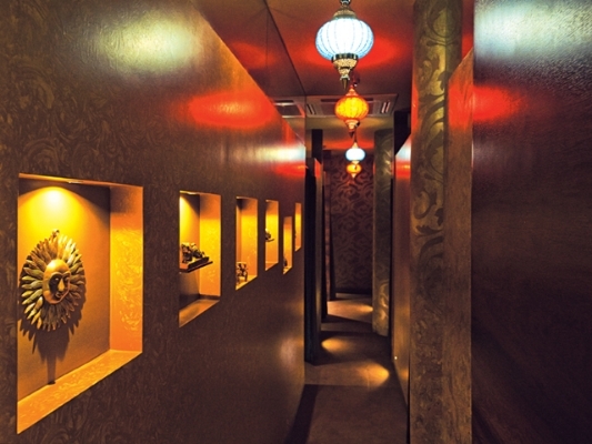 persian-high-lamps-light-up-the-corridor